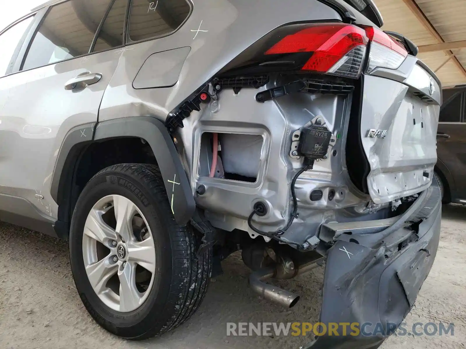 9 Photograph of a damaged car 2T3RWRFV5LW079937 TOYOTA RAV4 2020