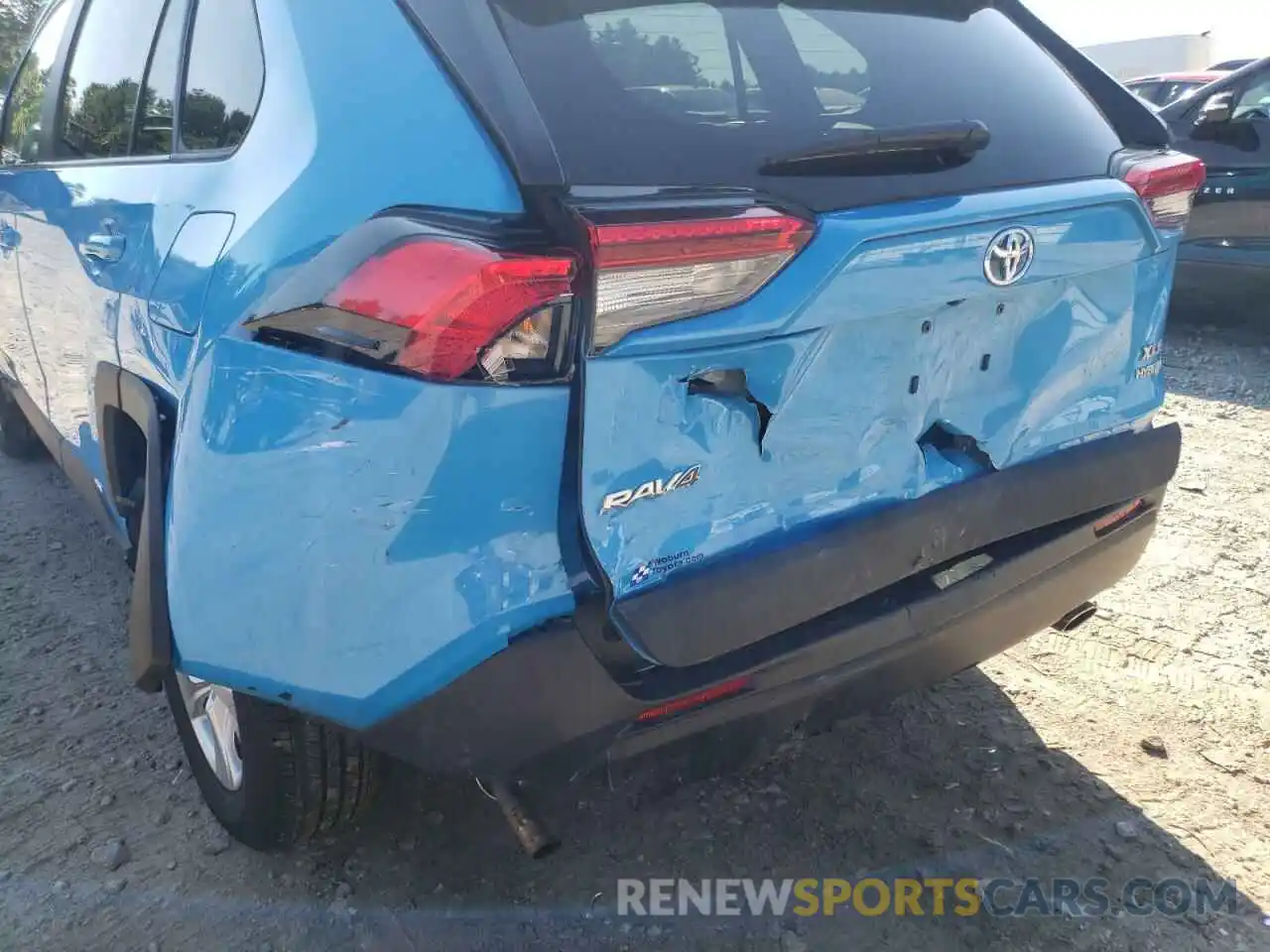 9 Photograph of a damaged car 2T3RWRFV5LW080652 TOYOTA RAV4 2020