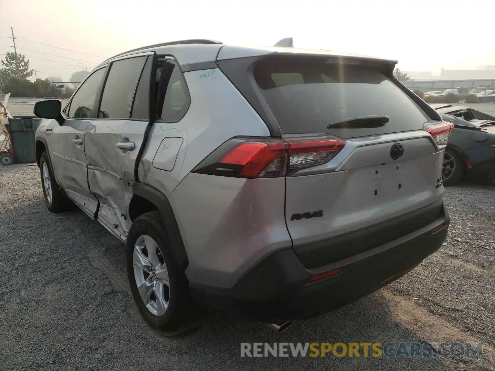 3 Photograph of a damaged car 2T3RWRFV5LW082577 TOYOTA RAV4 2020