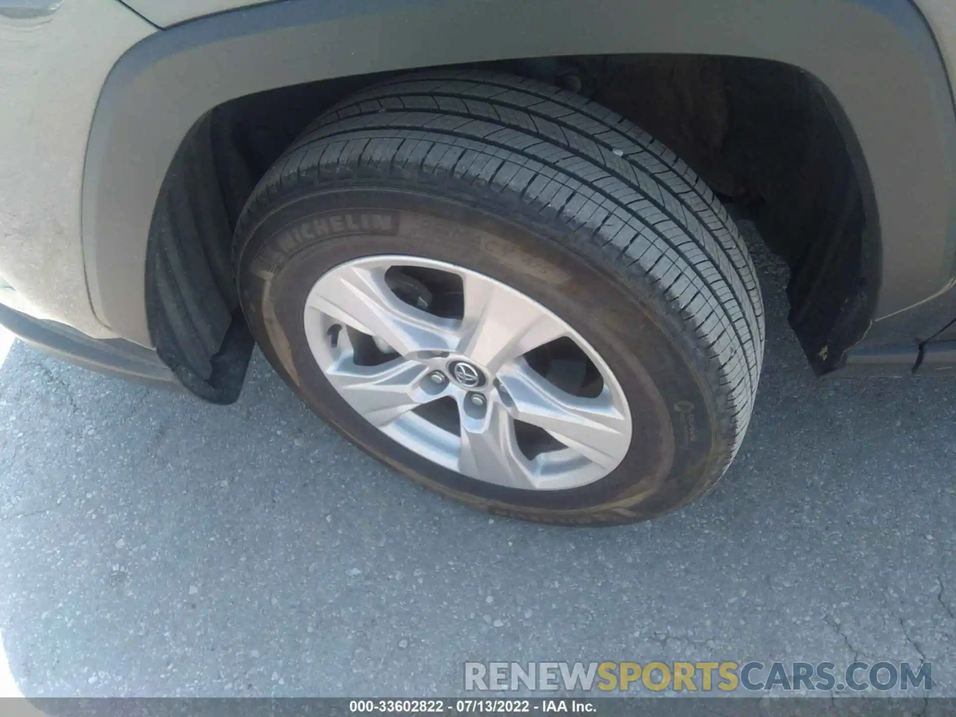 13 Photograph of a damaged car 2T3RWRFV5LW090520 TOYOTA RAV4 2020