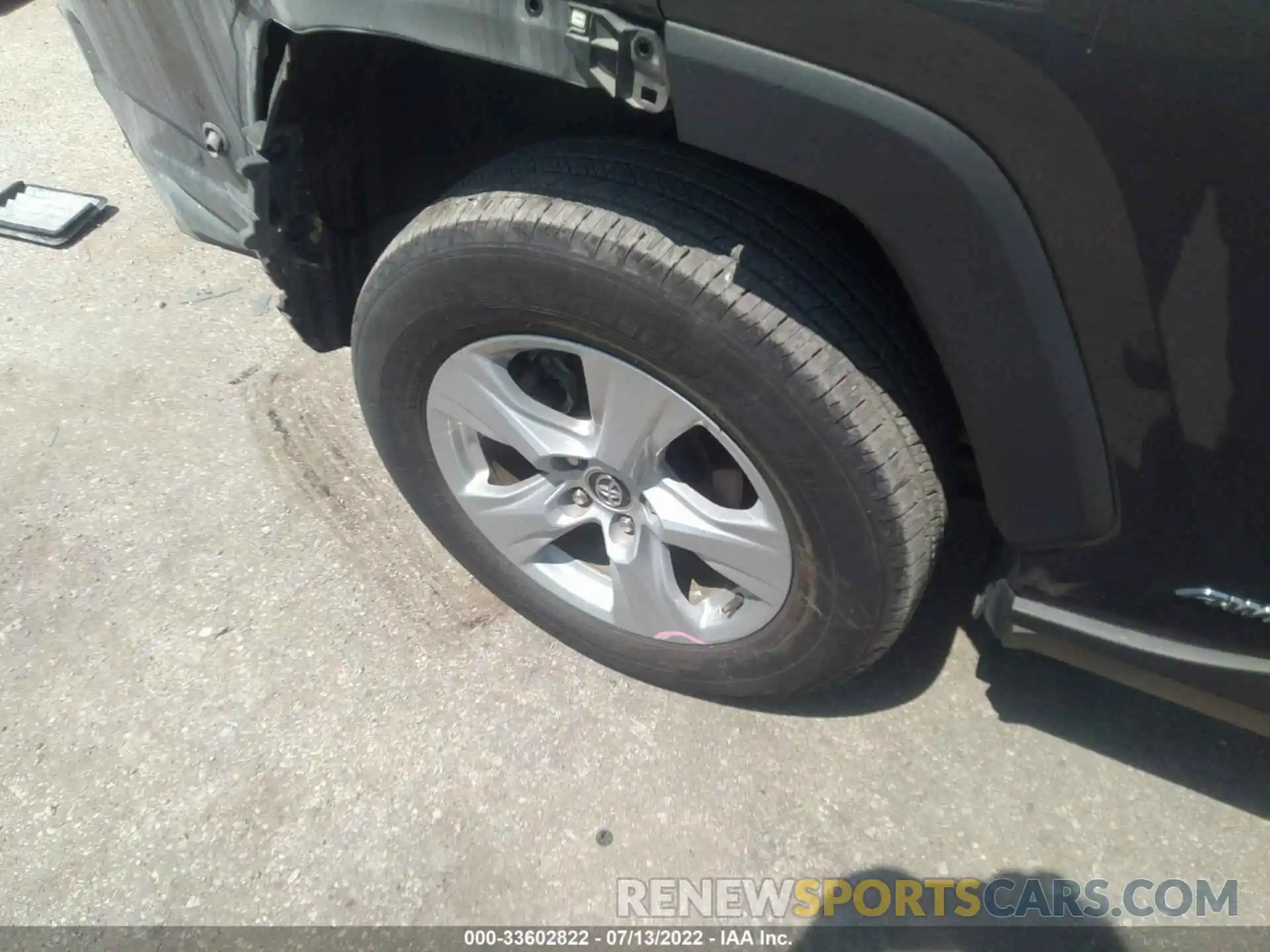 16 Photograph of a damaged car 2T3RWRFV5LW090520 TOYOTA RAV4 2020