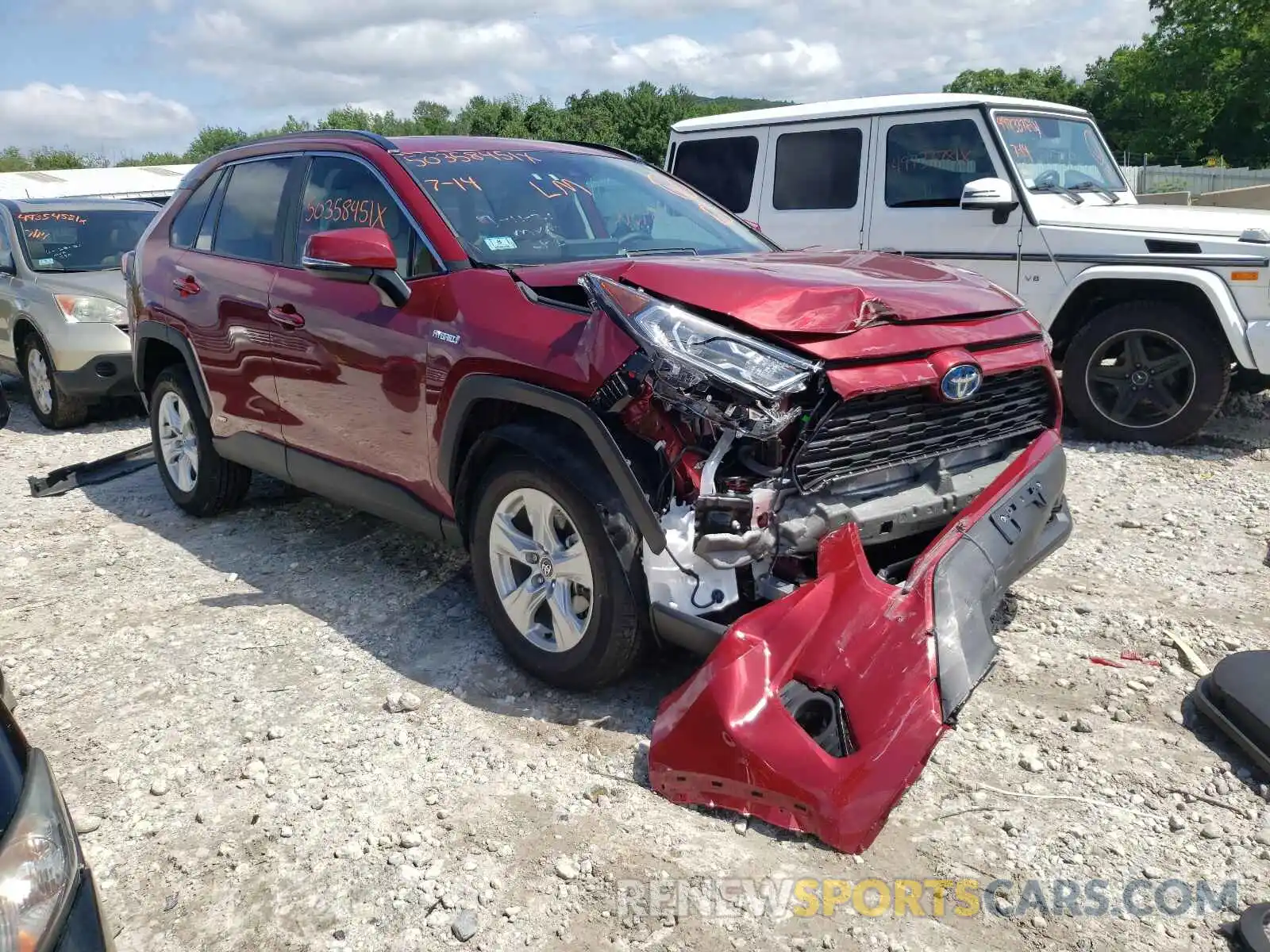 1 Photograph of a damaged car 2T3RWRFV5LW095720 TOYOTA RAV4 2020