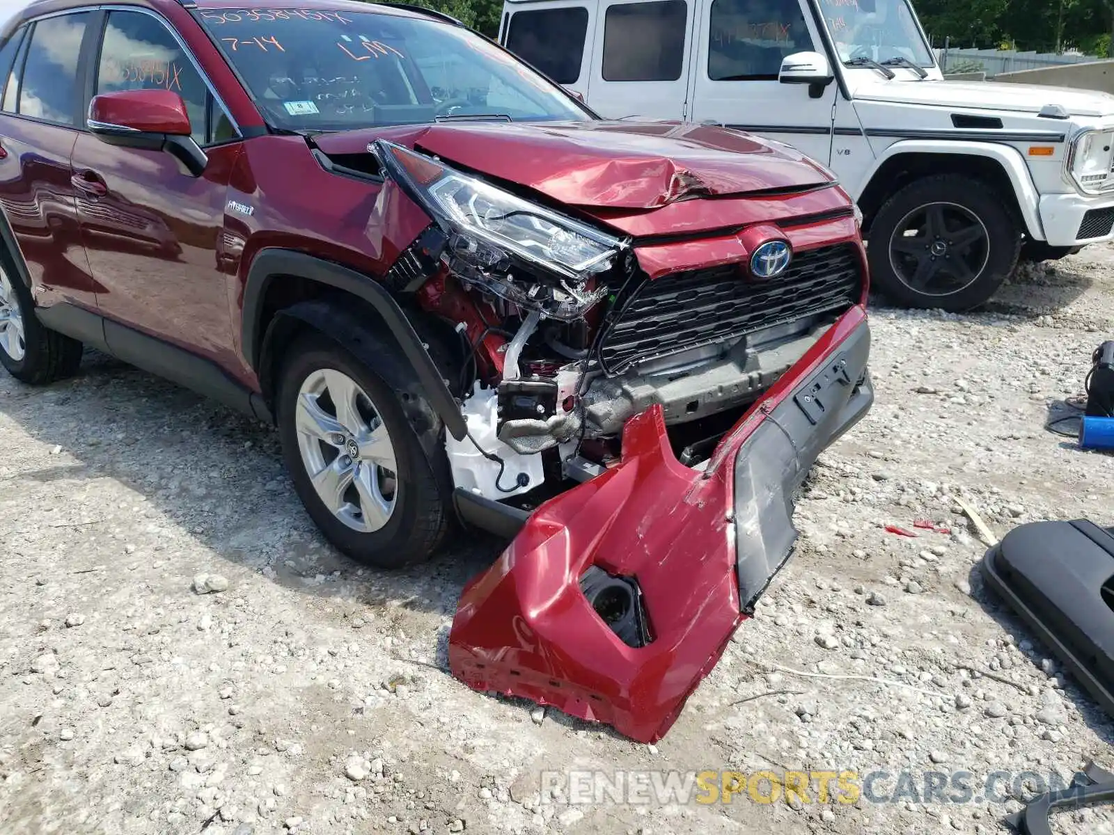 9 Photograph of a damaged car 2T3RWRFV5LW095720 TOYOTA RAV4 2020