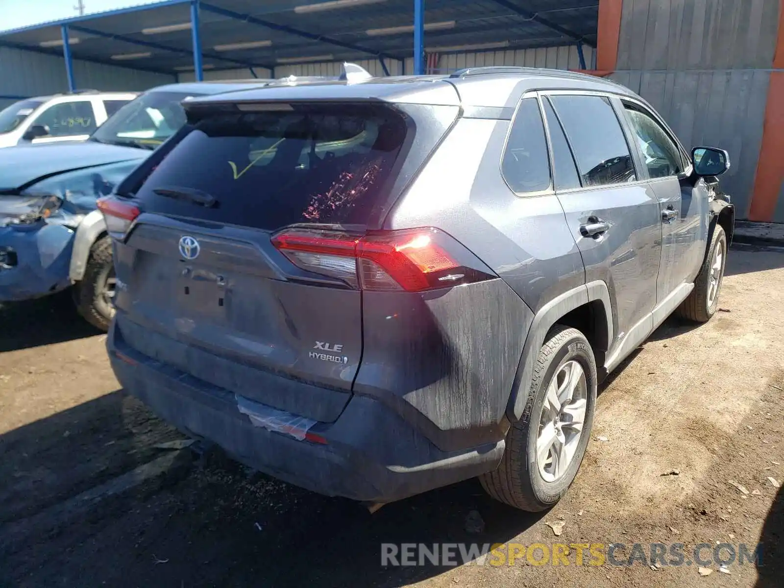 4 Photograph of a damaged car 2T3RWRFV5LW099976 TOYOTA RAV4 2020