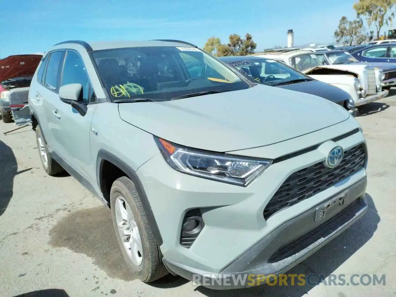 1 Photograph of a damaged car 2T3RWRFV6LW051970 TOYOTA RAV4 2020