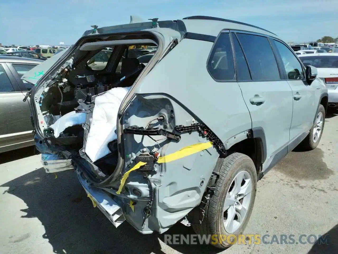 4 Photograph of a damaged car 2T3RWRFV6LW051970 TOYOTA RAV4 2020