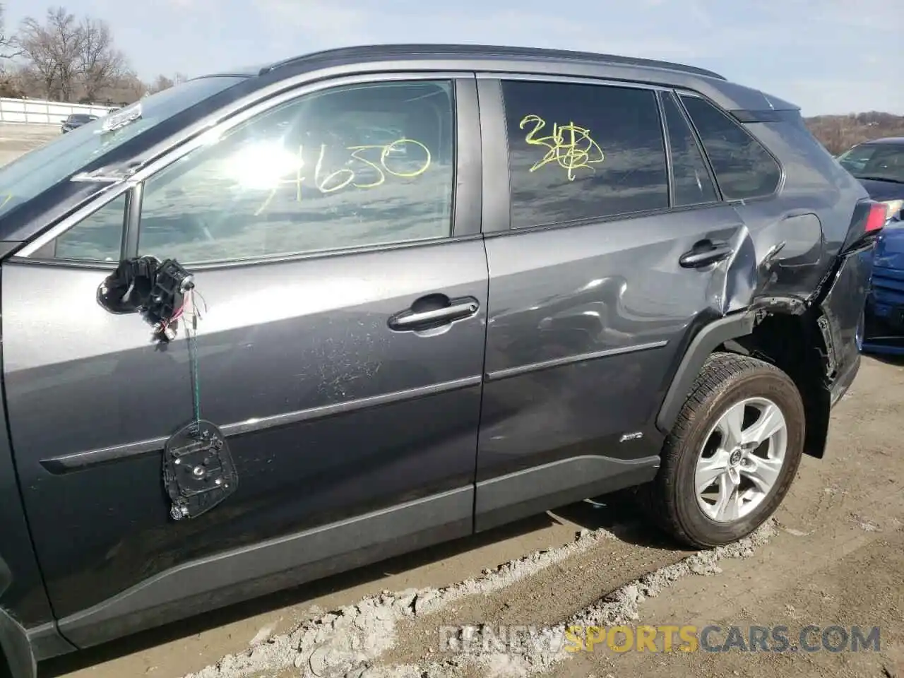 9 Photograph of a damaged car 2T3RWRFV6LW060104 TOYOTA RAV4 2020