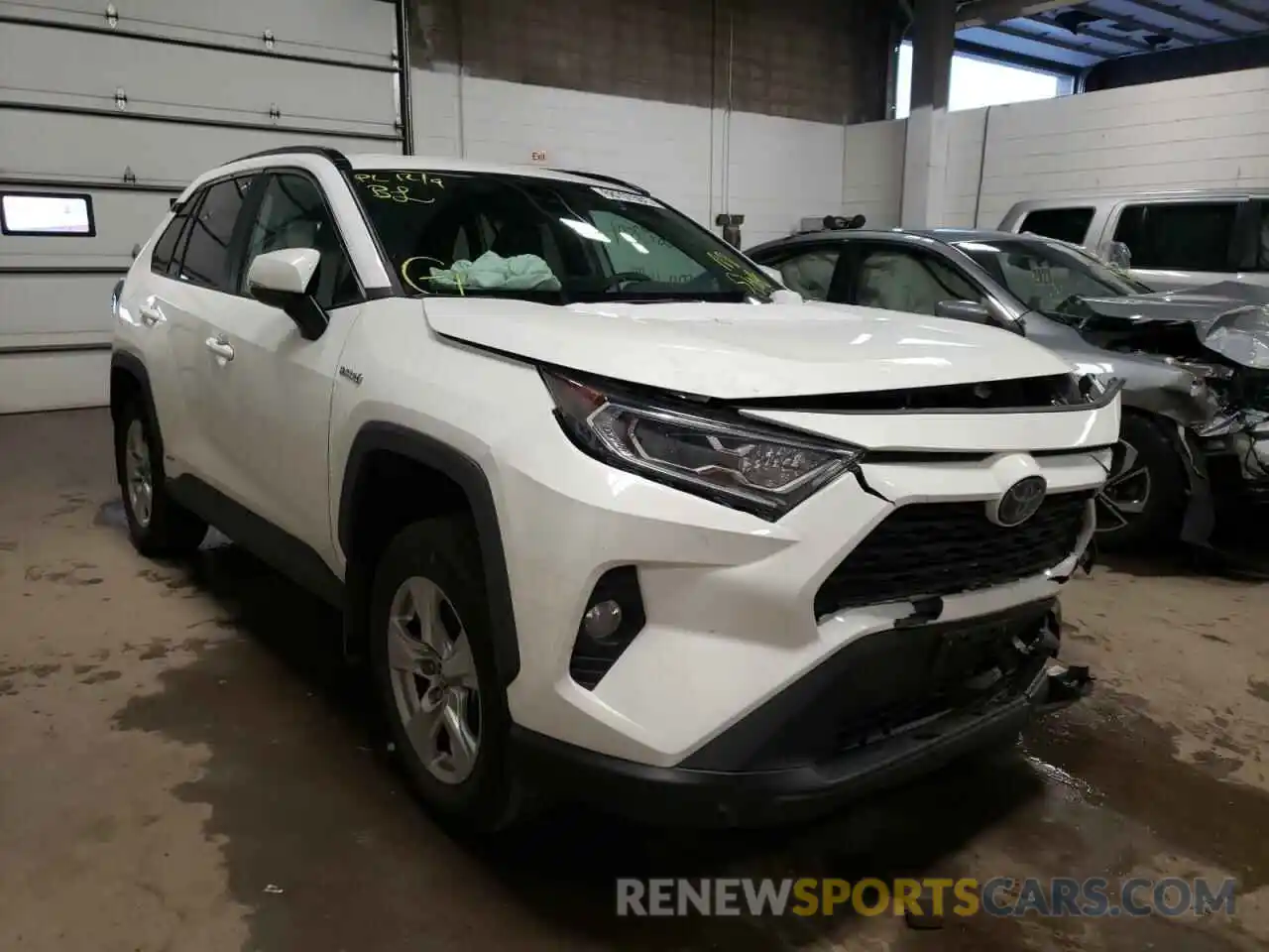 1 Photograph of a damaged car 2T3RWRFV7LW068082 TOYOTA RAV4 2020