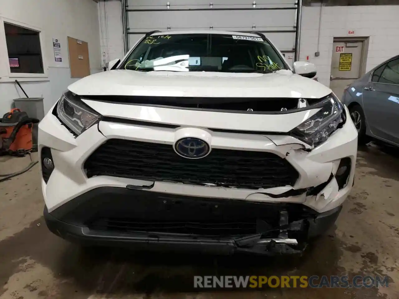 9 Photograph of a damaged car 2T3RWRFV7LW068082 TOYOTA RAV4 2020