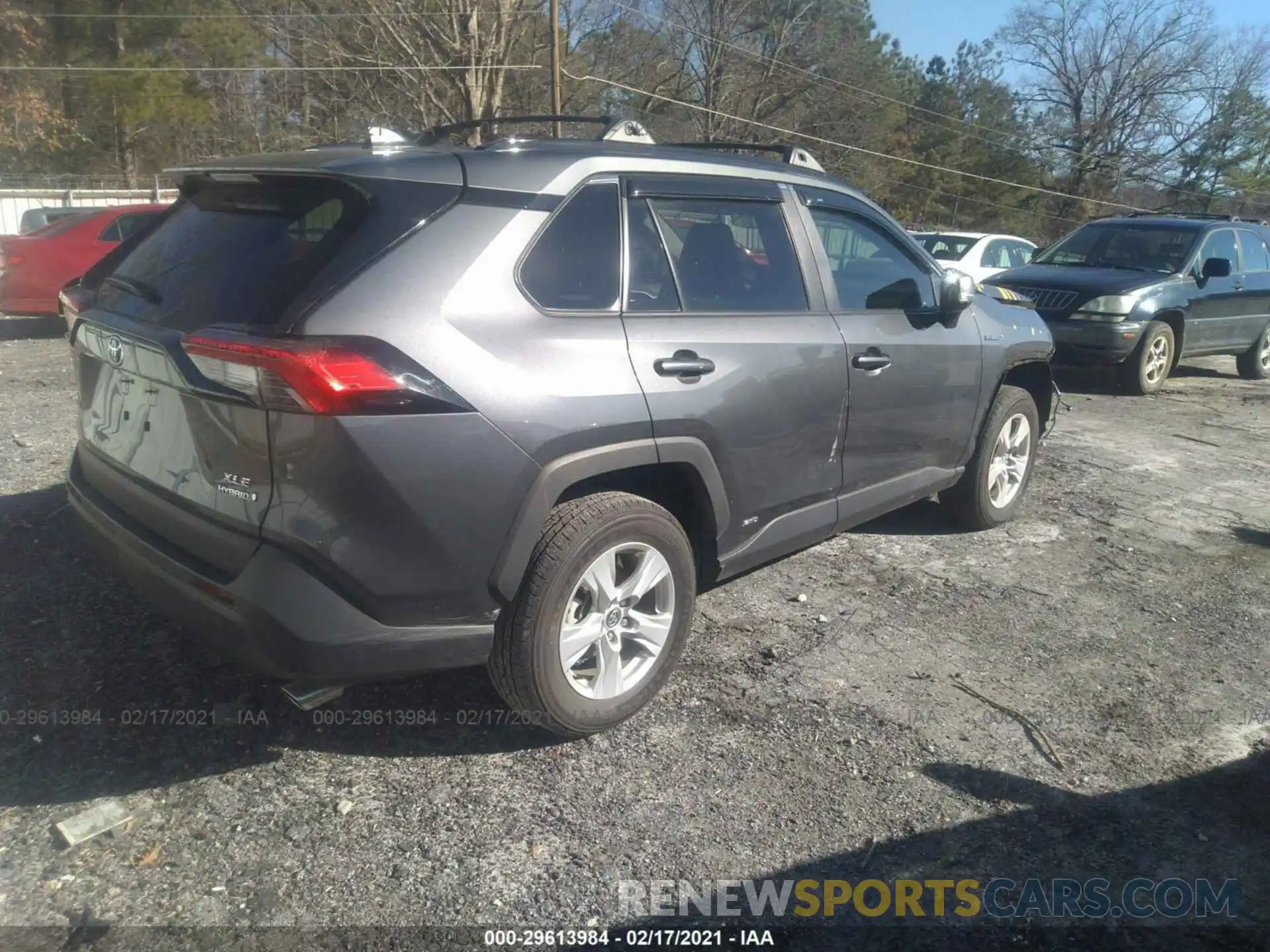 4 Photograph of a damaged car 2T3RWRFV8LW060606 TOYOTA RAV4 2020