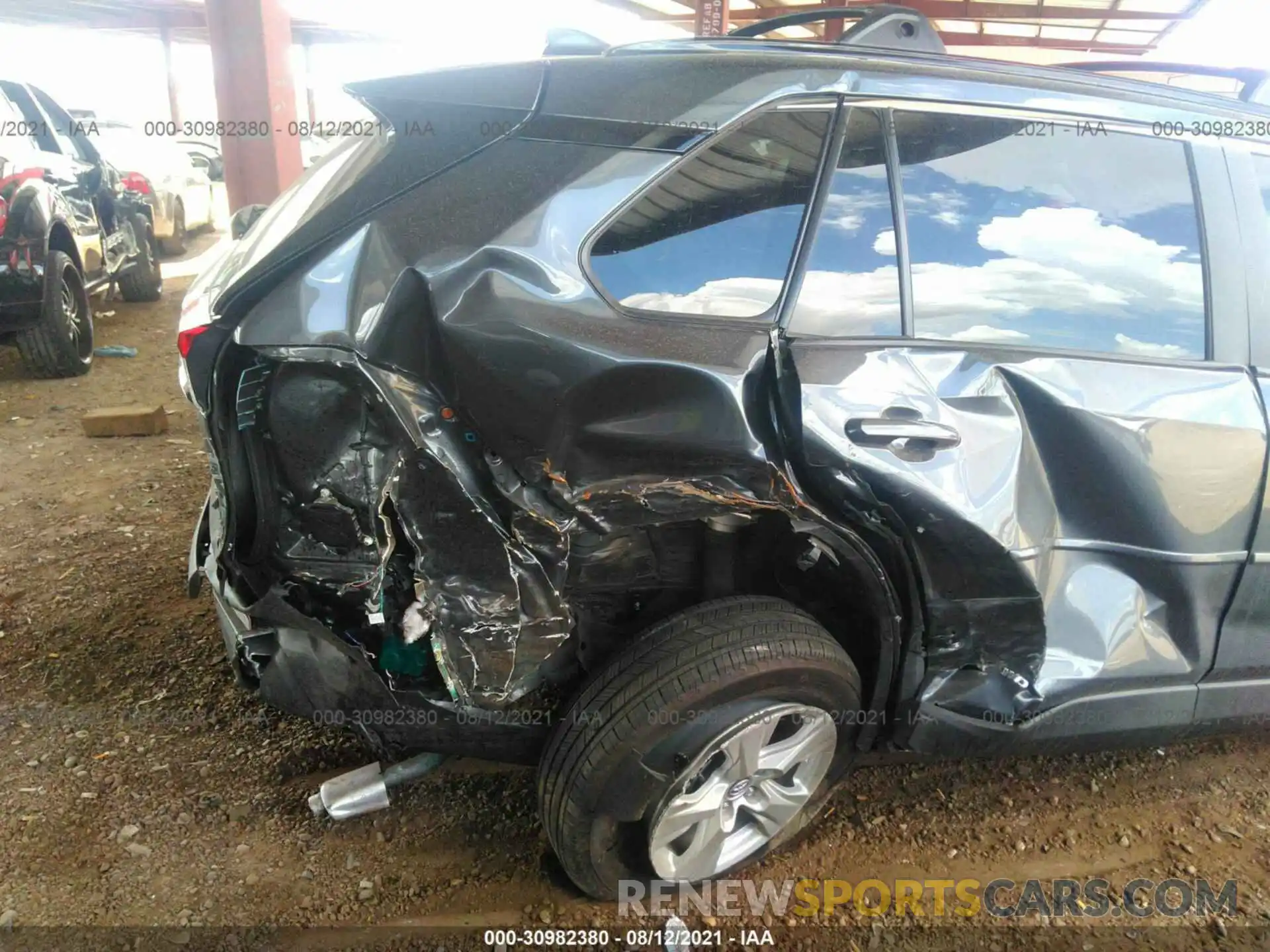 6 Photograph of a damaged car 2T3RWRFV8LW091693 TOYOTA RAV4 2020