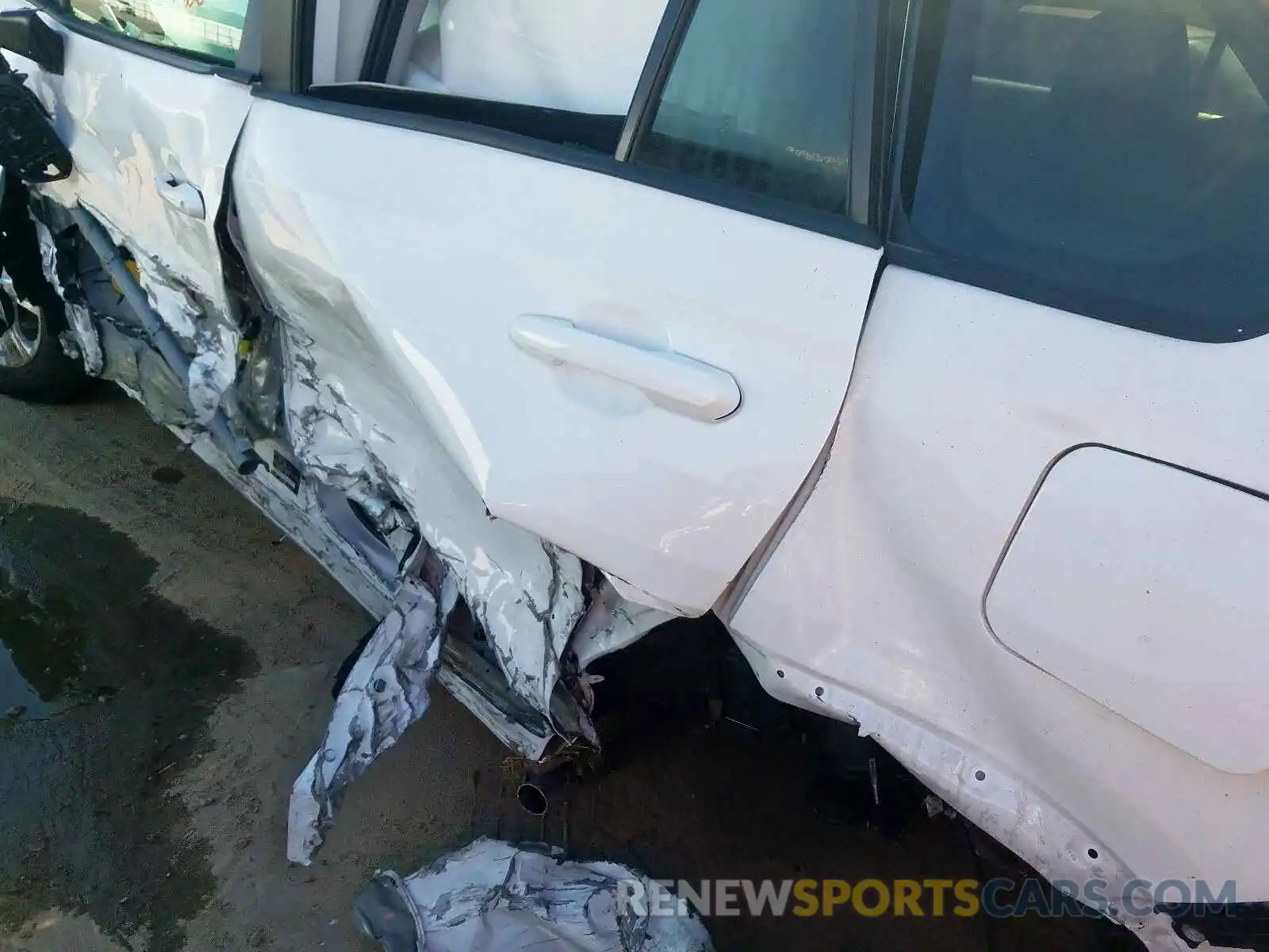 9 Photograph of a damaged car 2T3RWRFV9LW064034 TOYOTA RAV4 2020