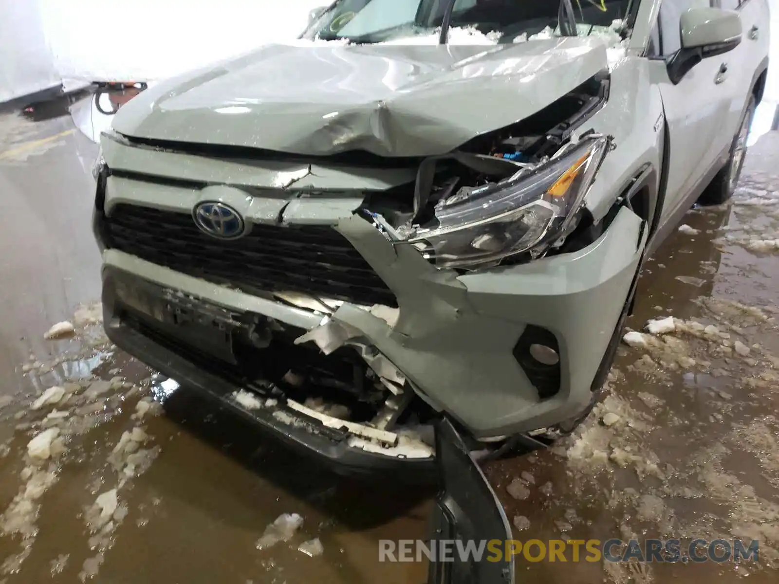 9 Photograph of a damaged car 2T3RWRFV9LW066091 TOYOTA RAV4 2020