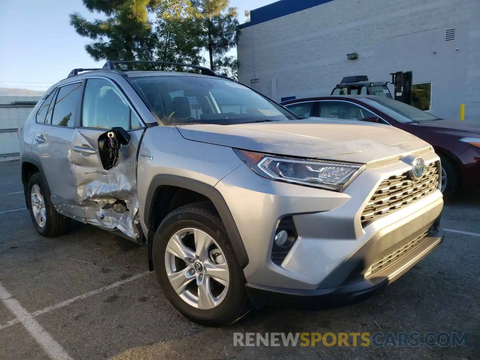 1 Photograph of a damaged car 2T3RWRFV9LW070304 TOYOTA RAV4 2020