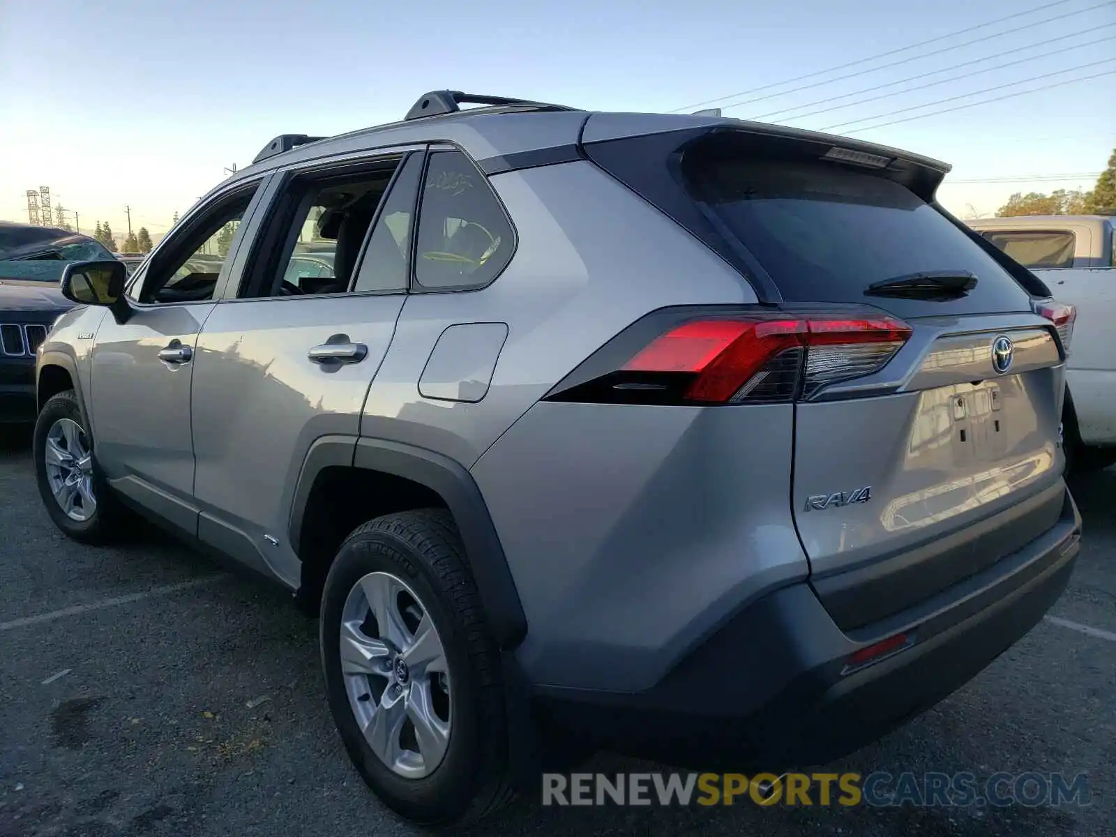 3 Photograph of a damaged car 2T3RWRFV9LW070304 TOYOTA RAV4 2020