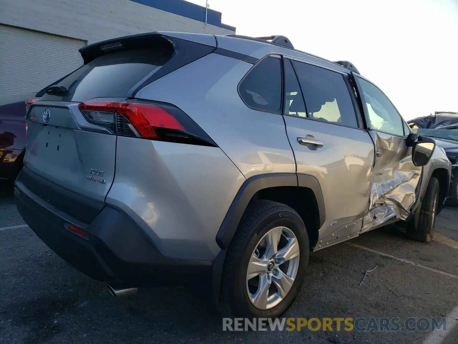 4 Photograph of a damaged car 2T3RWRFV9LW070304 TOYOTA RAV4 2020