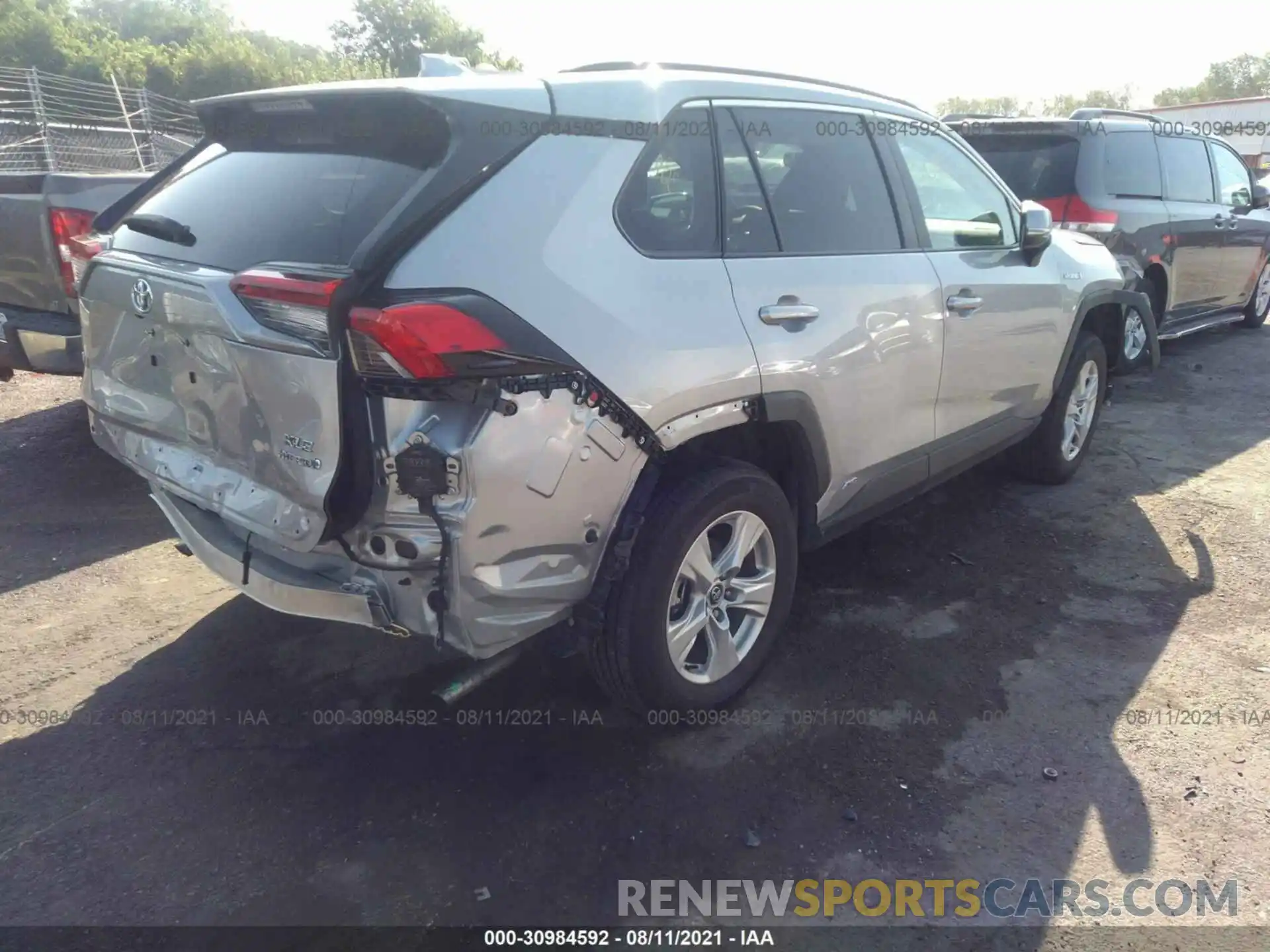 4 Photograph of a damaged car 2T3RWRFV9LW070416 TOYOTA RAV4 2020