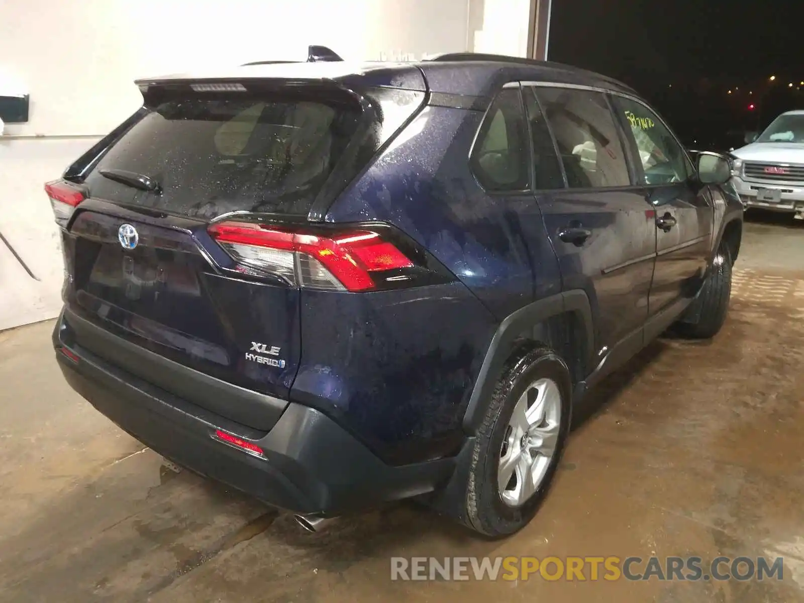 4 Photograph of a damaged car 2T3RWRFV9LW074322 TOYOTA RAV4 2020