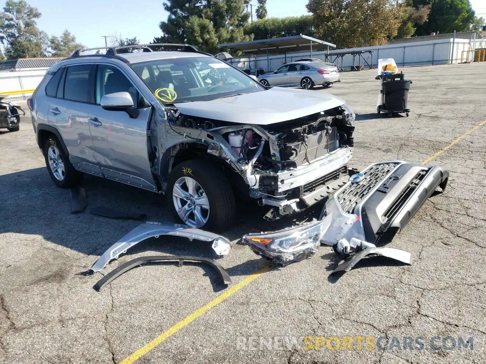 1 Photograph of a damaged car 2T3RWRFV9LW080024 TOYOTA RAV4 2020