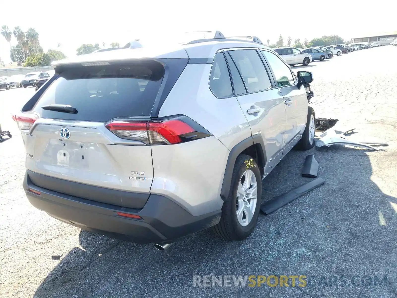 4 Photograph of a damaged car 2T3RWRFV9LW080024 TOYOTA RAV4 2020