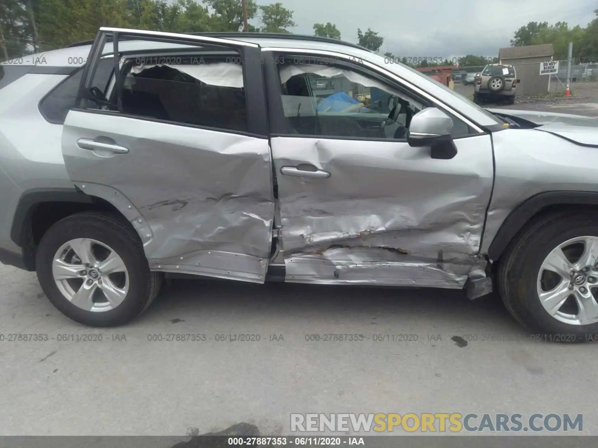 6 Photograph of a damaged car 2T3W1RFV0LC059212 TOYOTA RAV4 2020