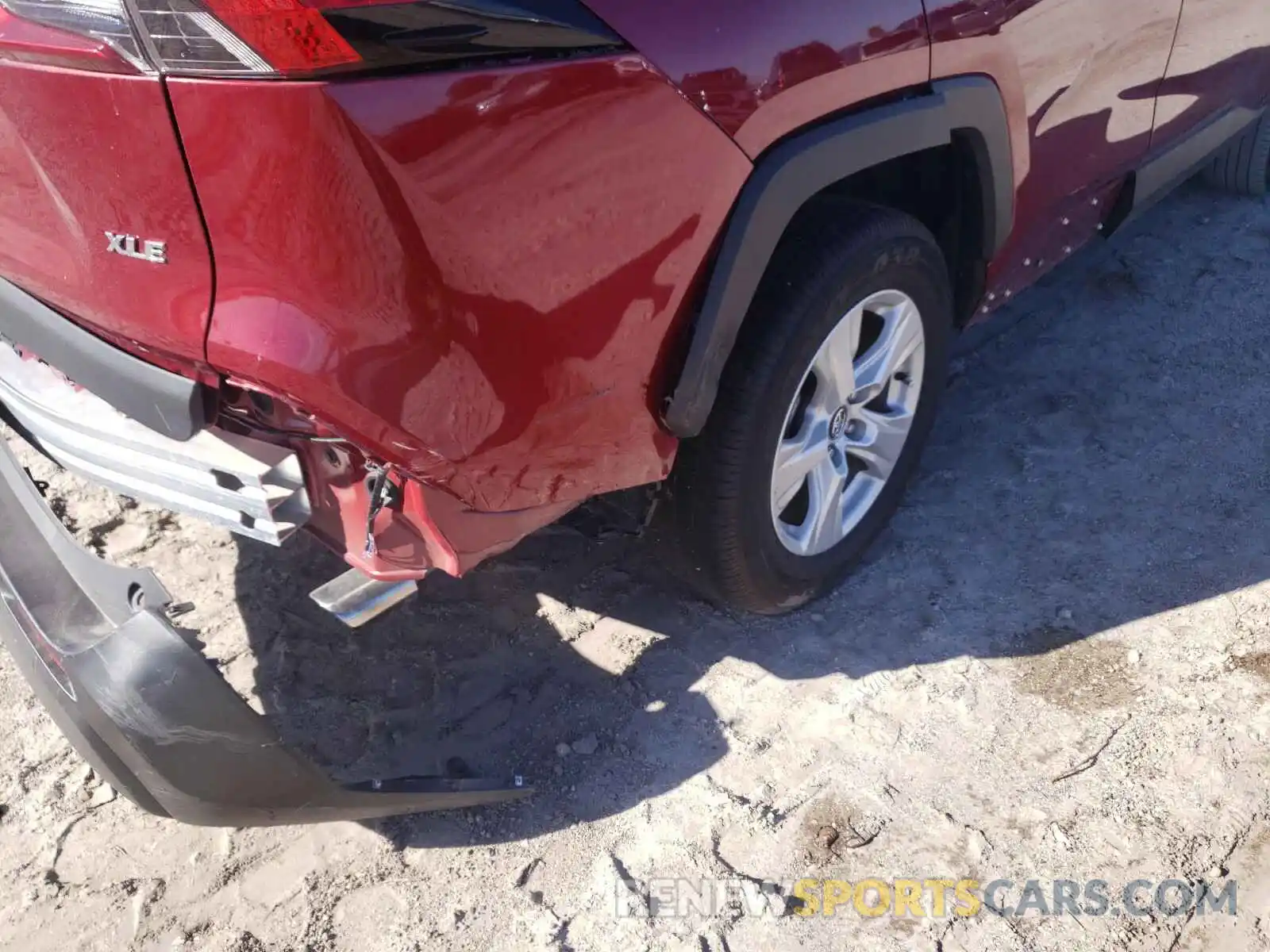 9 Photograph of a damaged car 2T3W1RFV0LW058284 TOYOTA RAV4 2020