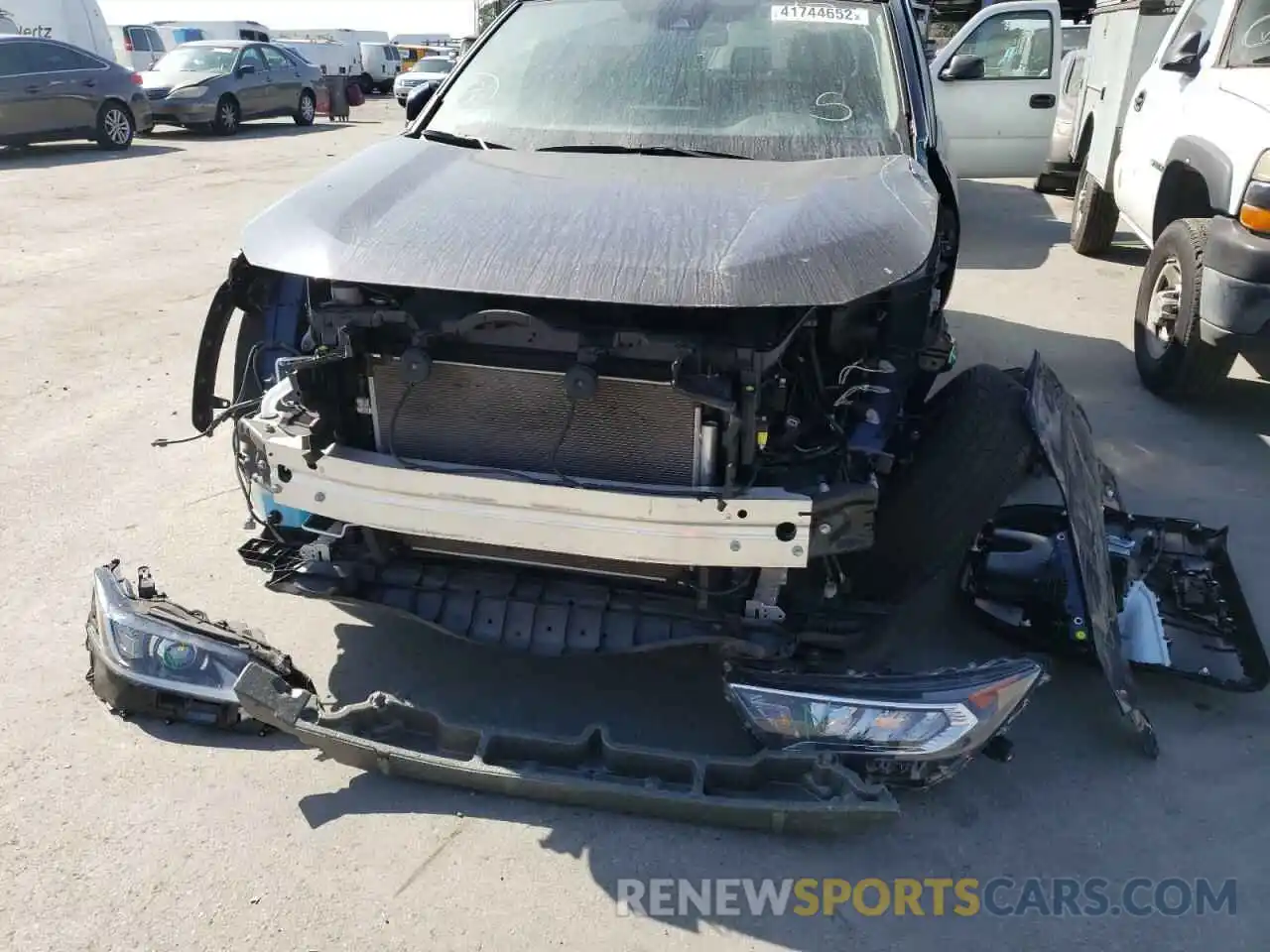 9 Photograph of a damaged car 2T3W1RFV0LW079135 TOYOTA RAV4 2020