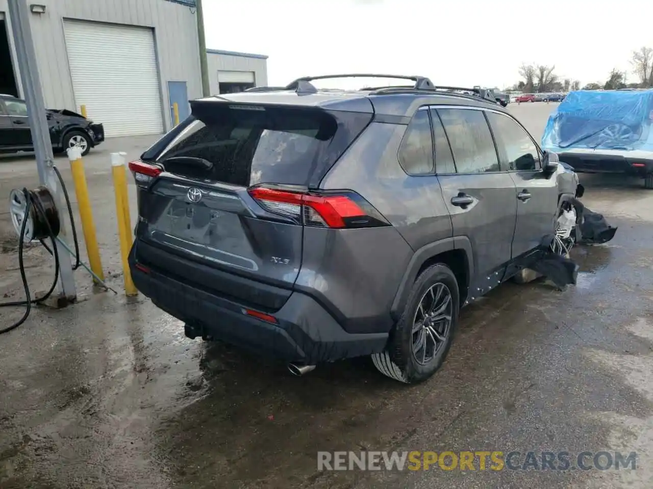 4 Photograph of a damaged car 2T3W1RFV1LC070591 TOYOTA RAV4 2020