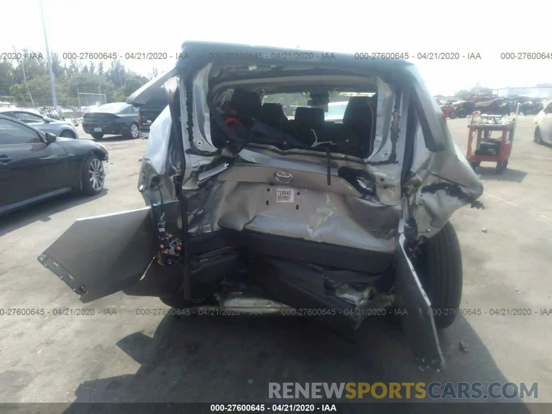 6 Photograph of a damaged car 2T3W1RFV3LW063026 TOYOTA RAV4 2020