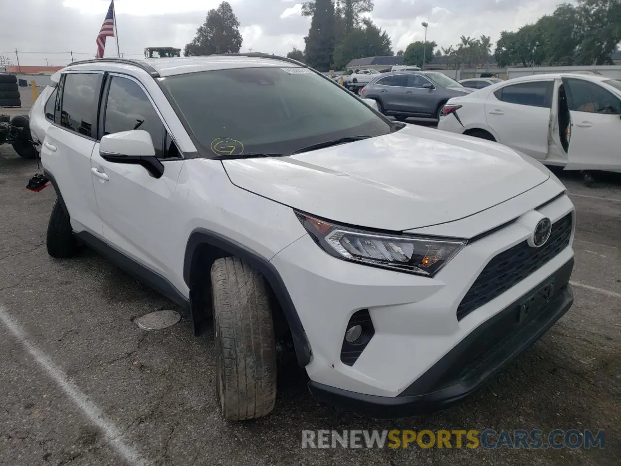 1 Photograph of a damaged car 2T3W1RFV3LW075578 TOYOTA RAV4 2020