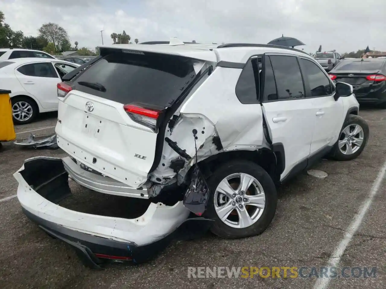 4 Photograph of a damaged car 2T3W1RFV3LW075578 TOYOTA RAV4 2020