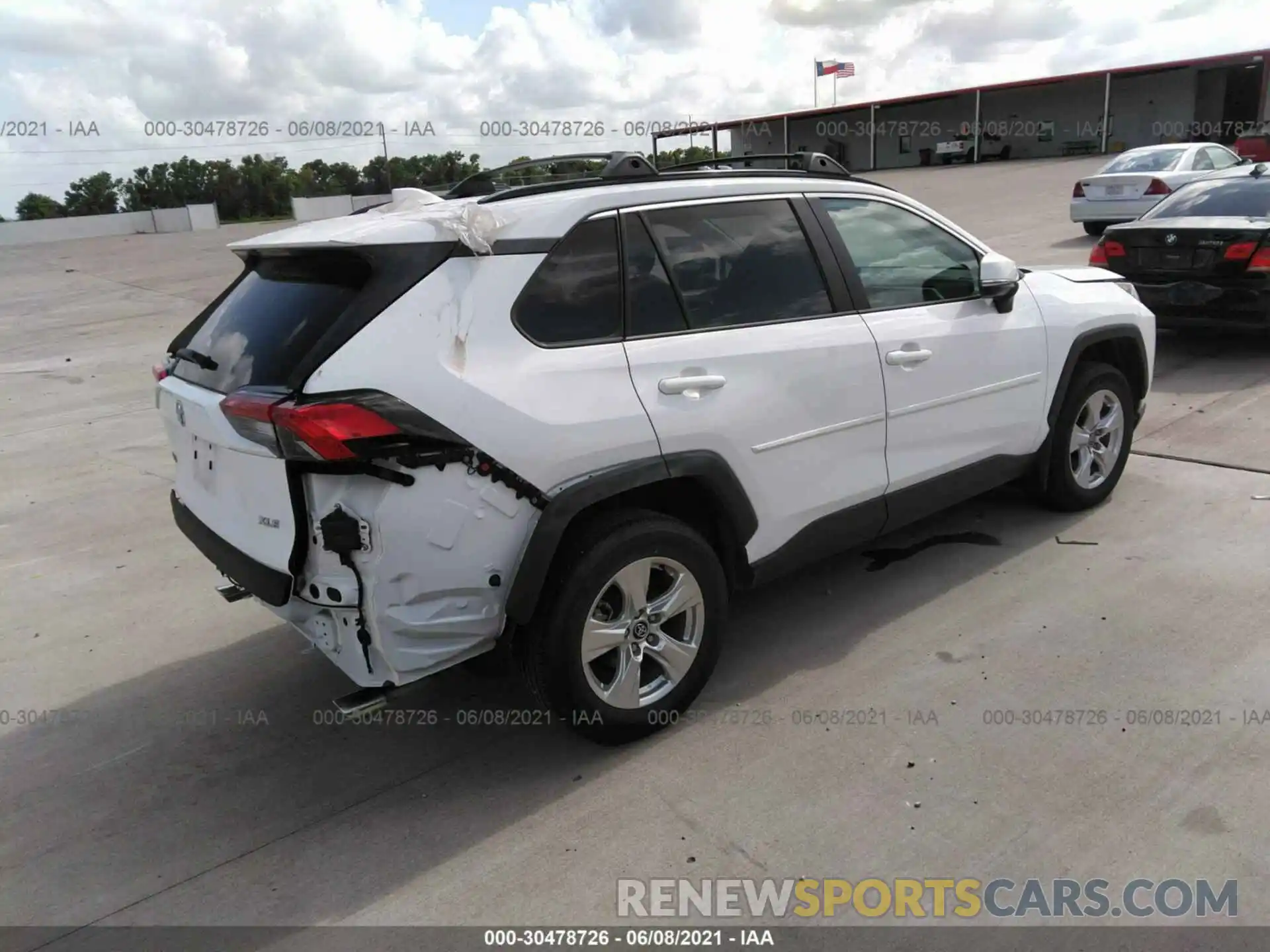 4 Photograph of a damaged car 2T3W1RFV4LC048021 TOYOTA RAV4 2020