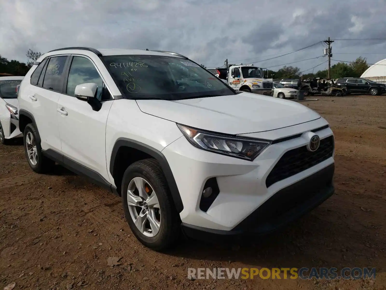 1 Photograph of a damaged car 2T3W1RFV5LC053079 TOYOTA RAV4 2020