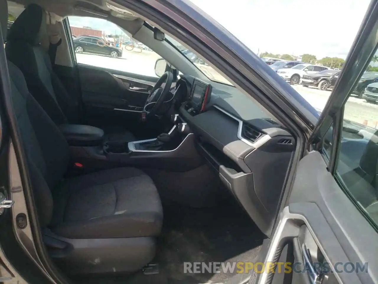 5 Photograph of a damaged car 2T3W1RFV5LC054412 TOYOTA RAV4 2020