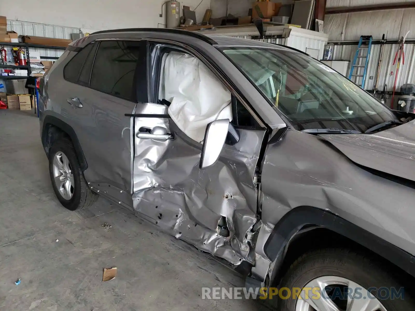 9 Photograph of a damaged car 2T3W1RFV5LC055057 TOYOTA RAV4 2020