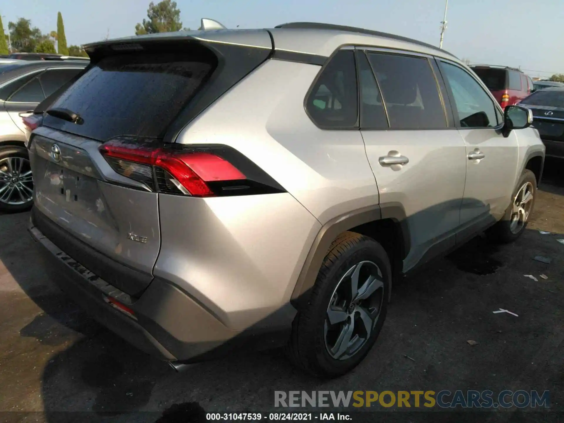 4 Photograph of a damaged car 2T3W1RFV5LW060015 TOYOTA RAV4 2020