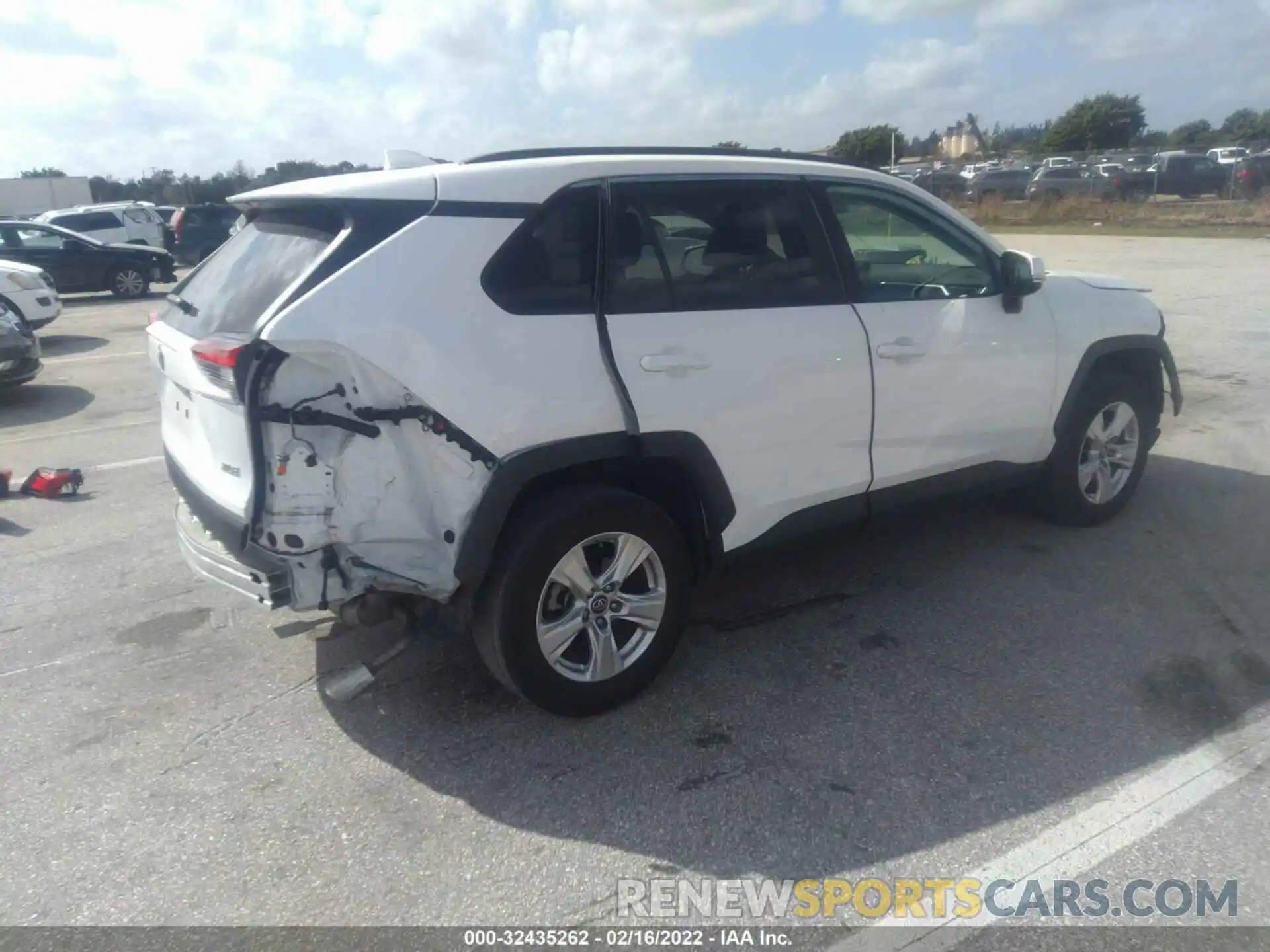 4 Photograph of a damaged car 2T3W1RFV5LW062654 TOYOTA RAV4 2020