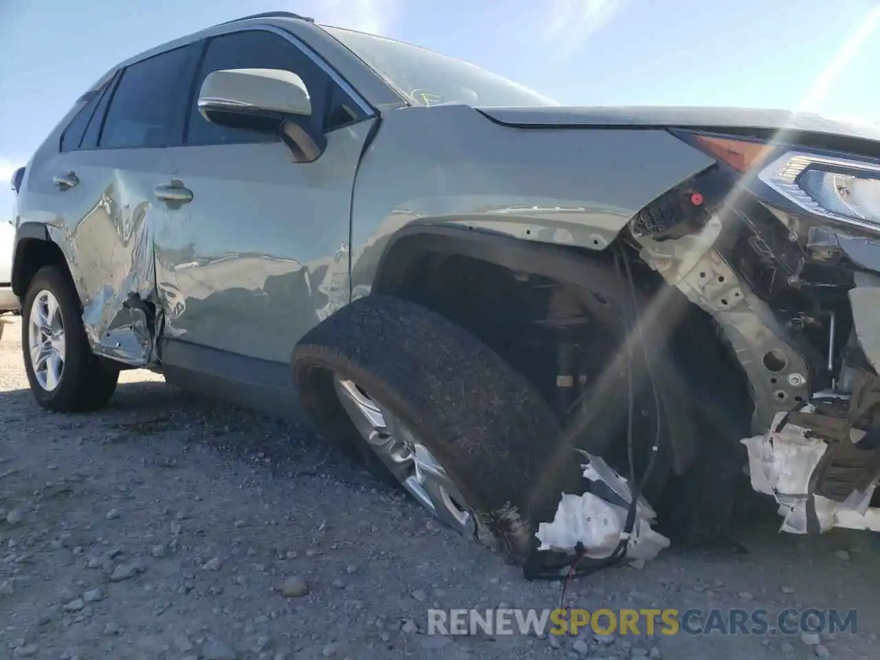 9 Photograph of a damaged car 2T3W1RFV5LW067384 TOYOTA RAV4 2020