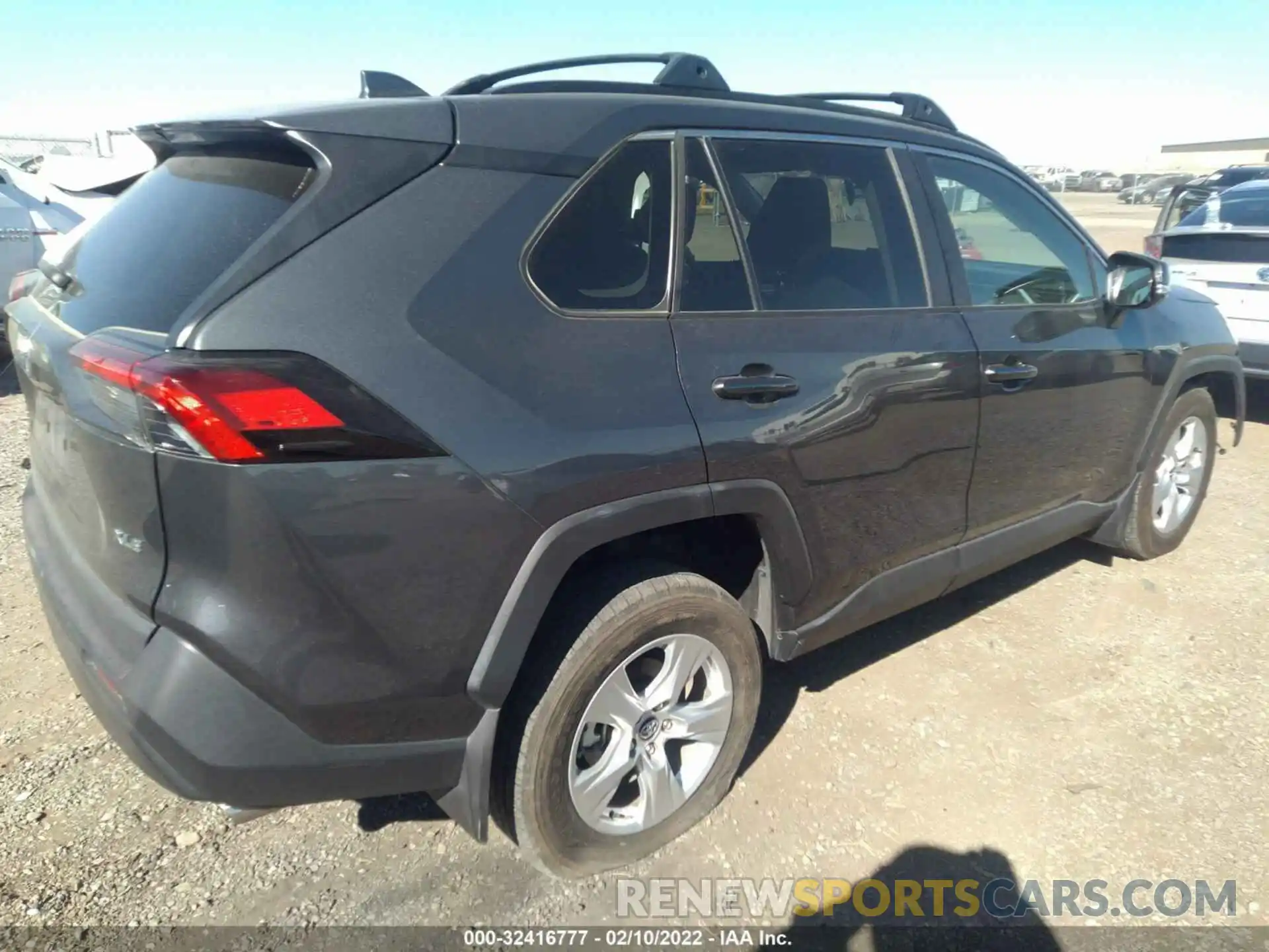 4 Photograph of a damaged car 2T3W1RFV5LW082631 TOYOTA RAV4 2020