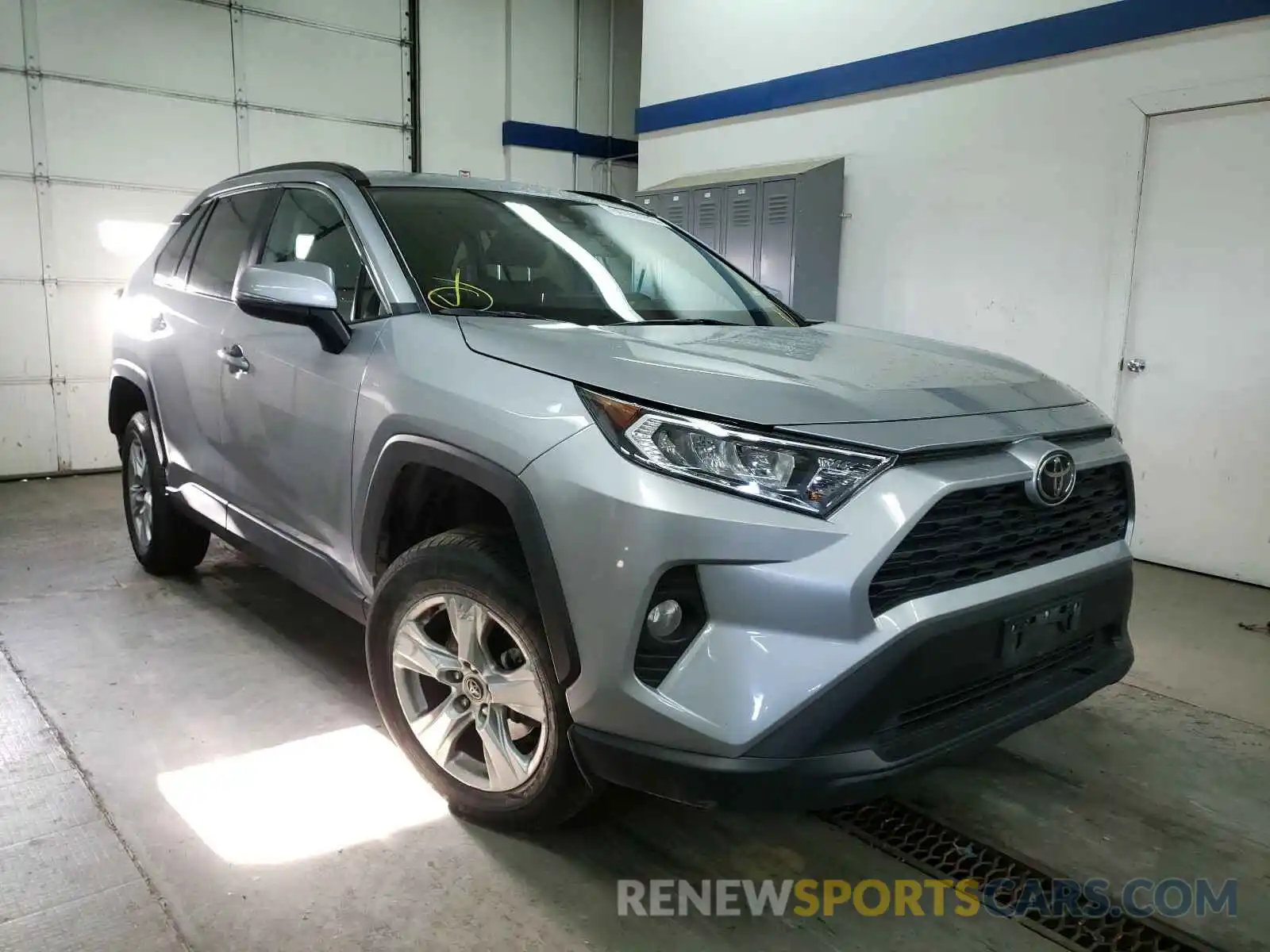 1 Фотография поврежденного автомобиля 2T3W1RFV6LC046075 TOYOTA RAV4 2020