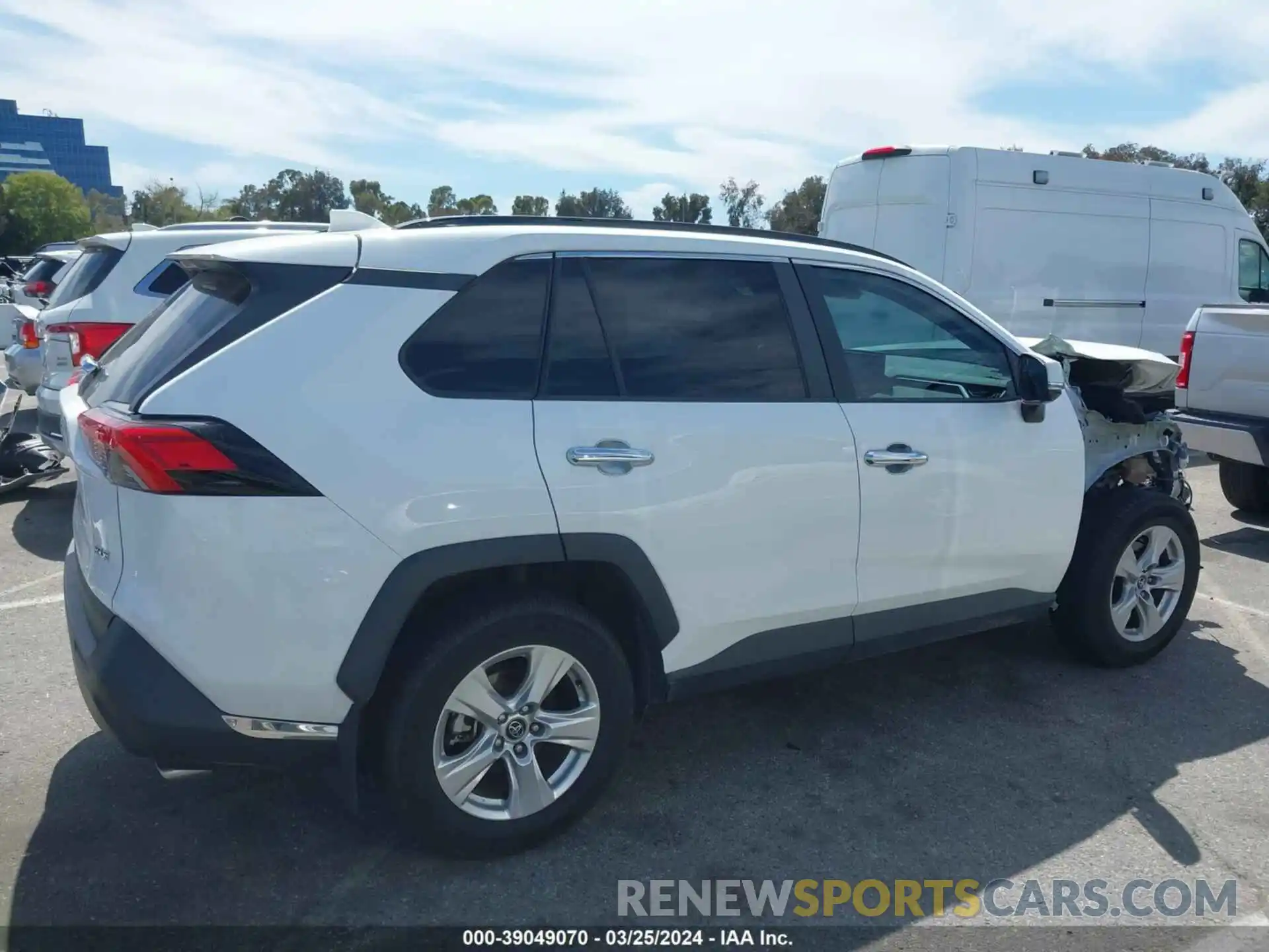 14 Photograph of a damaged car 2T3W1RFV6LW069175 TOYOTA RAV4 2020