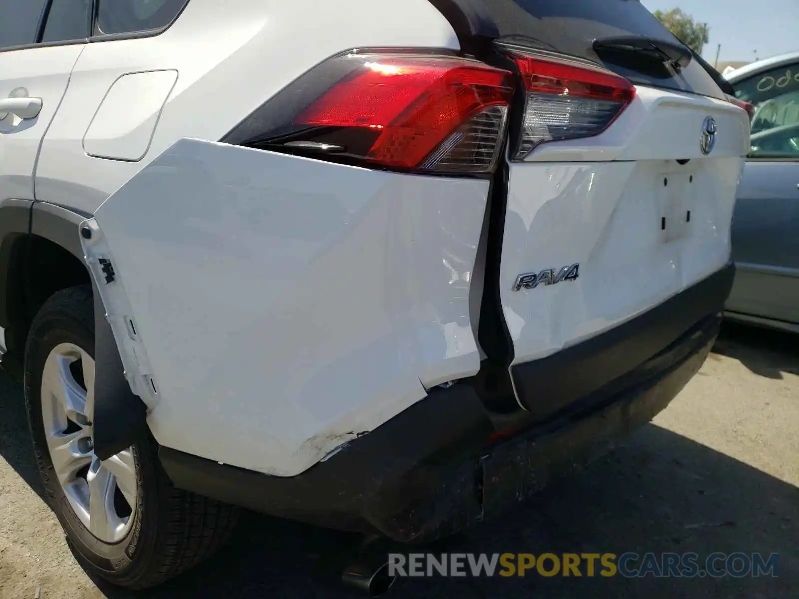 9 Photograph of a damaged car 2T3W1RFV6LW070004 TOYOTA RAV4 2020