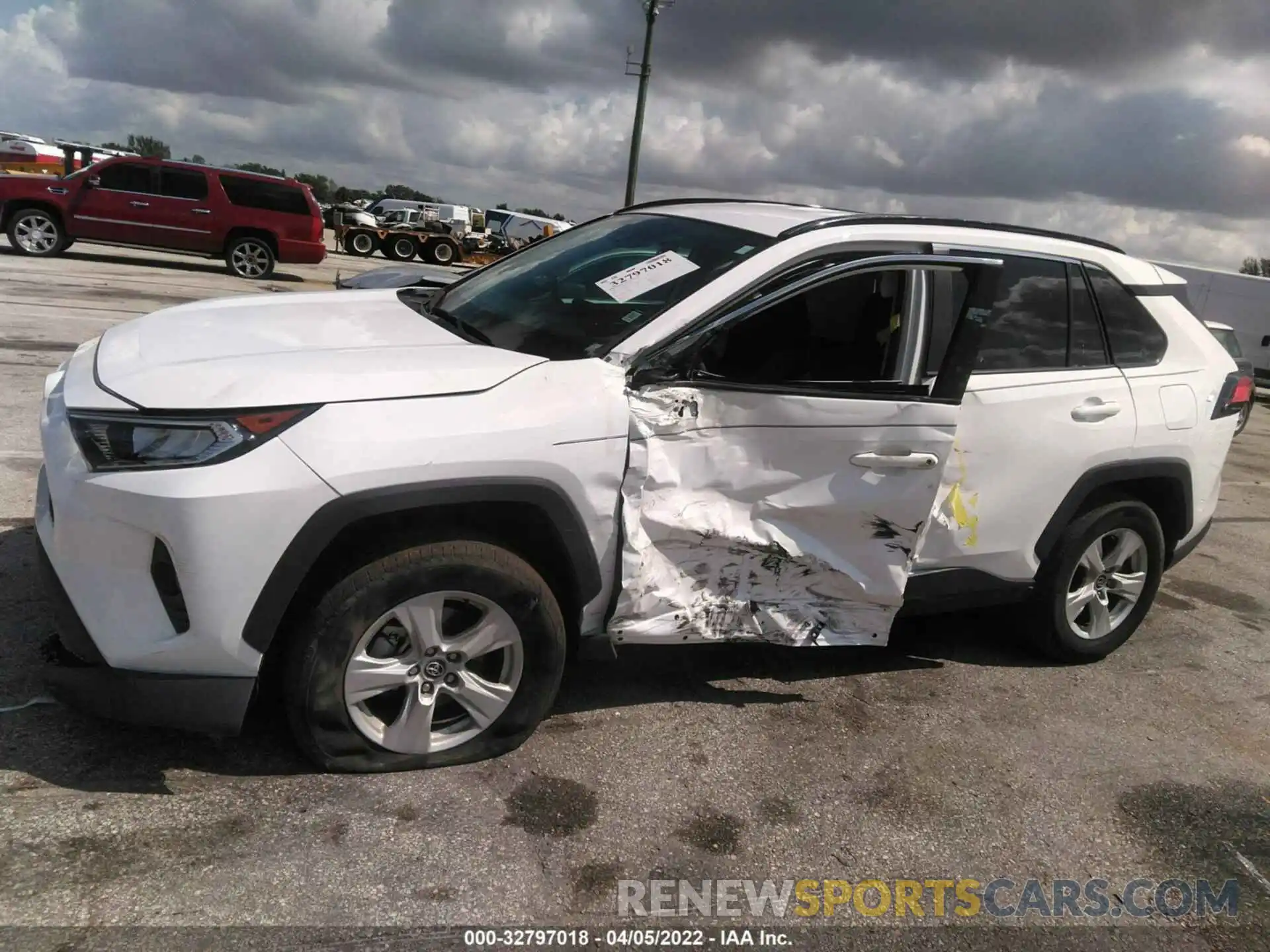 6 Photograph of a damaged car 2T3W1RFV7LC064259 TOYOTA RAV4 2020