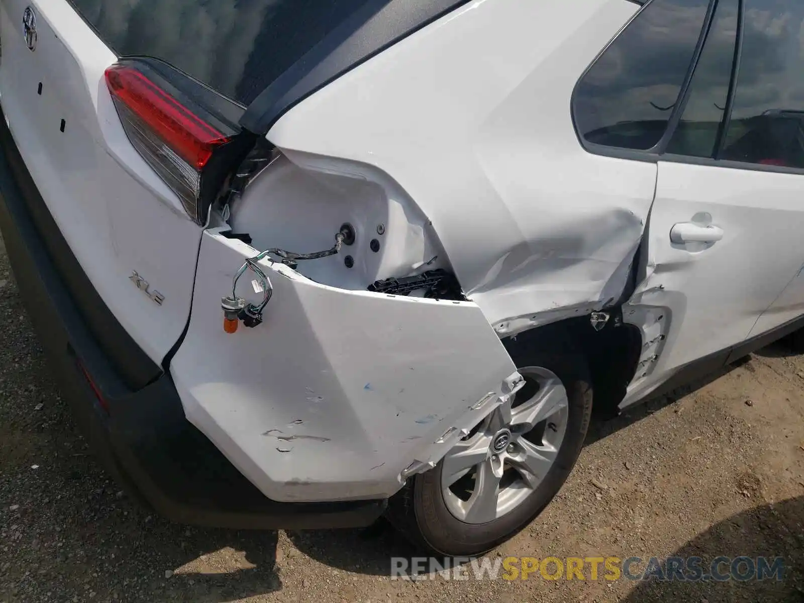 9 Photograph of a damaged car 2T3W1RFV8LC060866 TOYOTA RAV4 2020