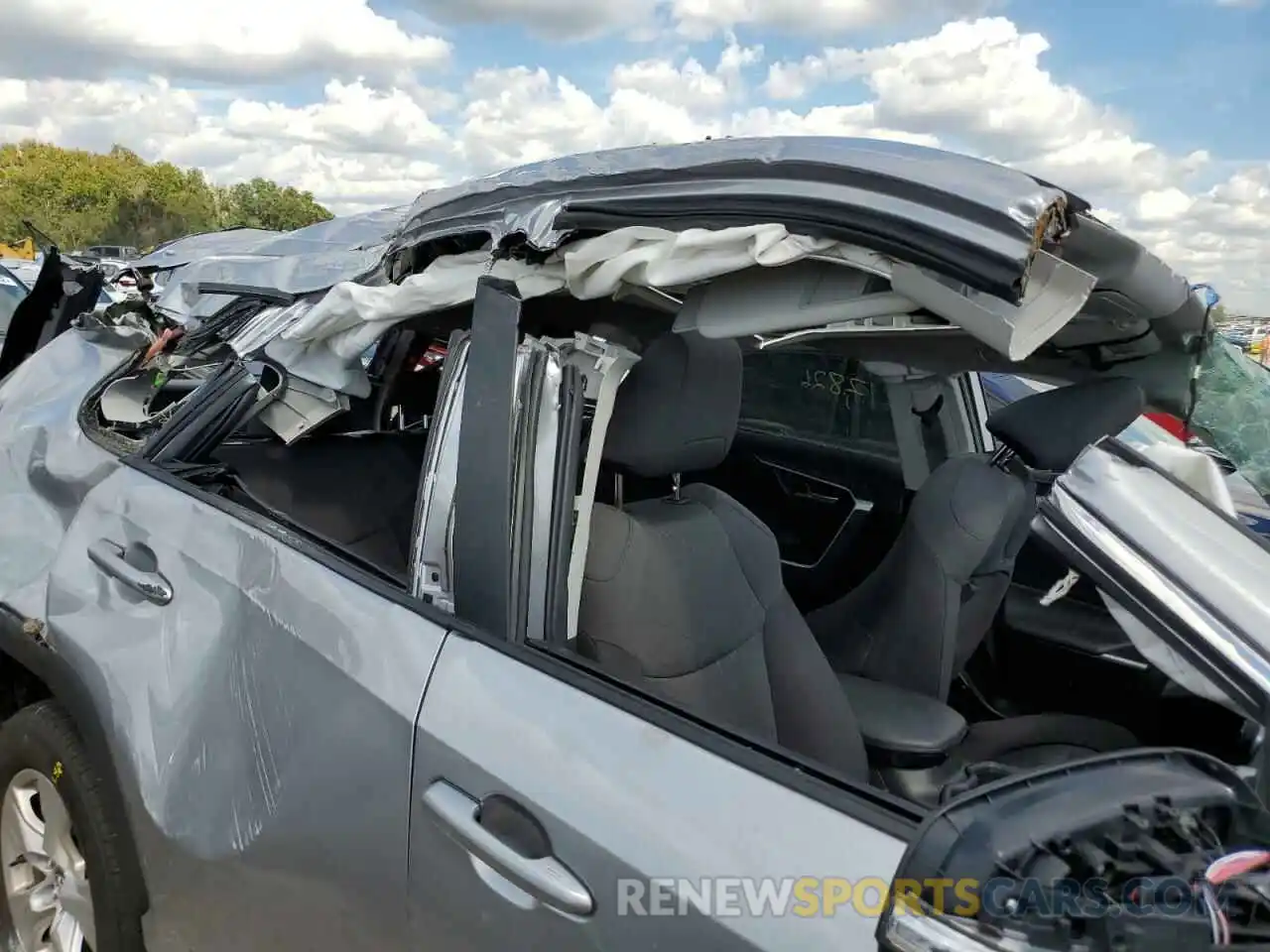 9 Photograph of a damaged car 2T3W1RFV8LC075402 TOYOTA RAV4 2020