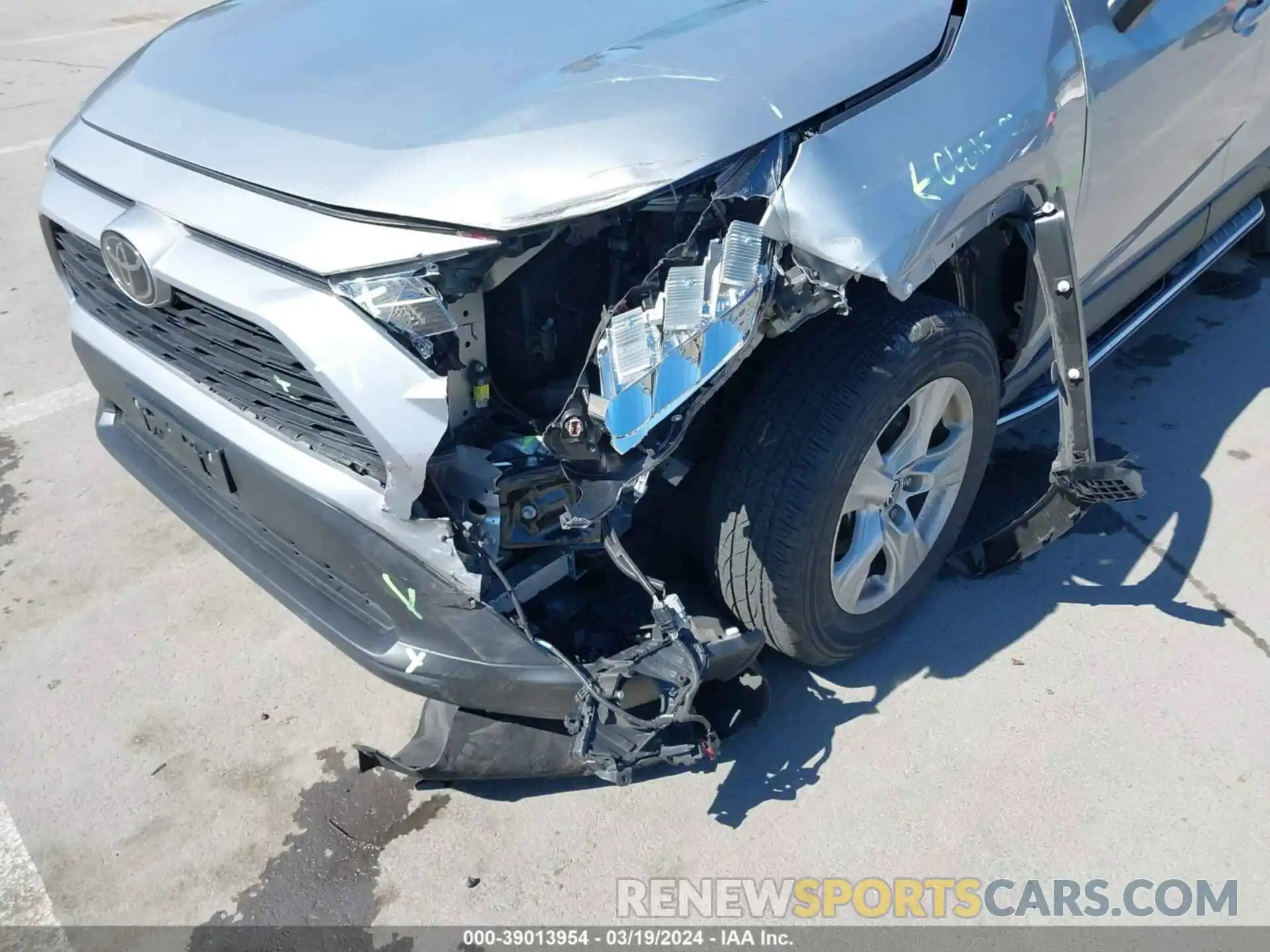 6 Photograph of a damaged car 2T3W1RFV8LW085300 TOYOTA RAV4 2020