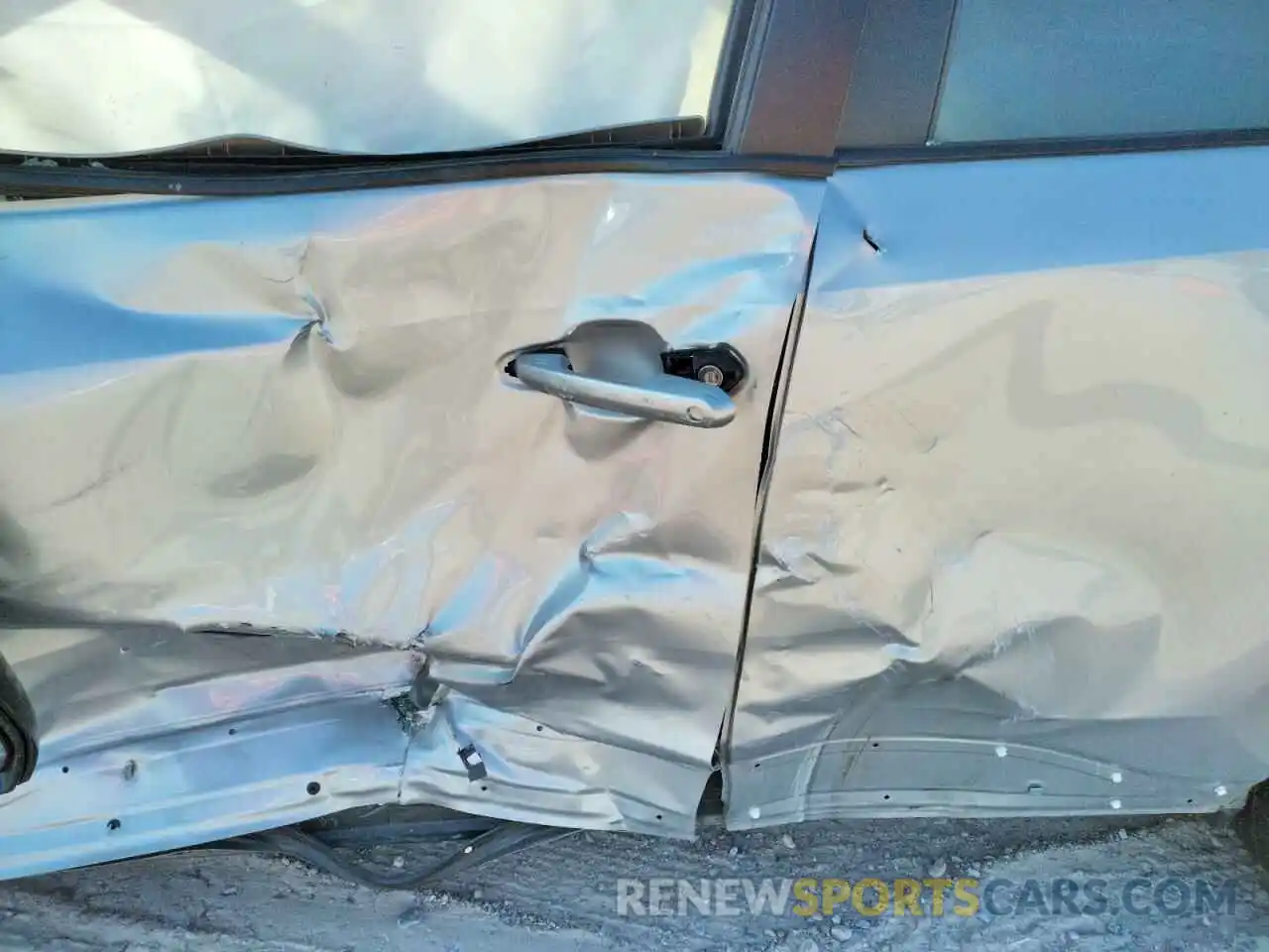 10 Photograph of a damaged car 2T3W1RFV8LW095468 TOYOTA RAV4 2020