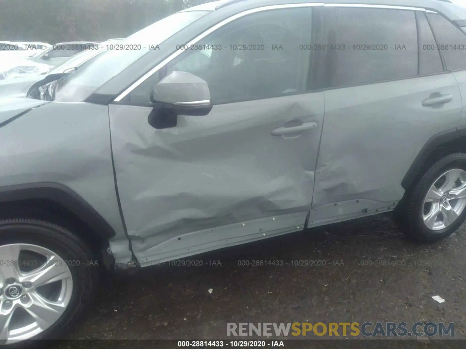 6 Photograph of a damaged car 2T3W1RFV9LW058672 TOYOTA RAV4 2020