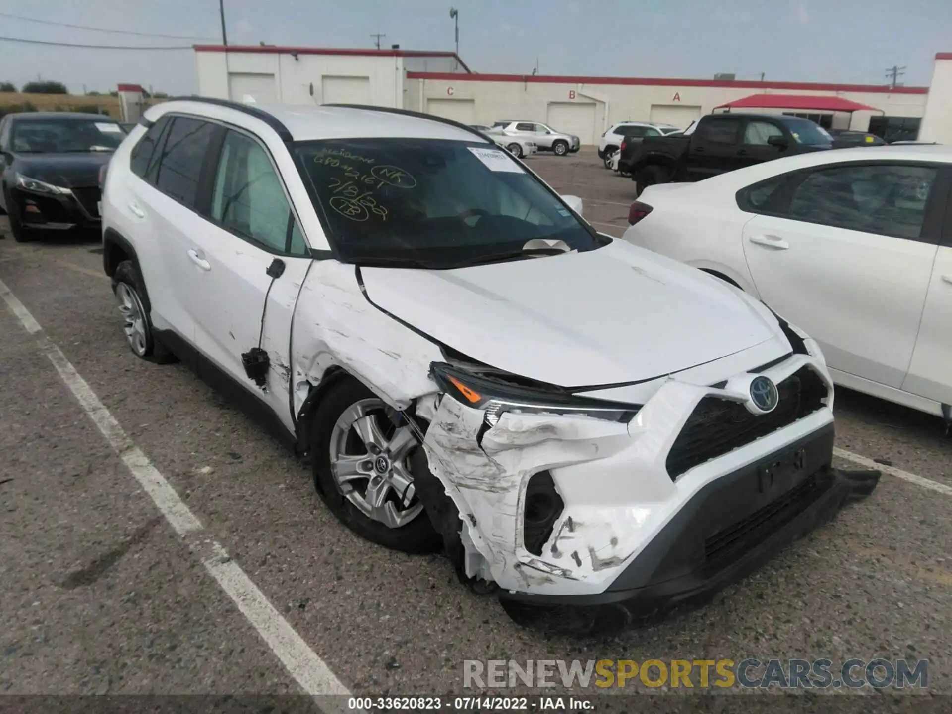 1 Photograph of a damaged car 2T3W1RFVXLC059184 TOYOTA RAV4 2020