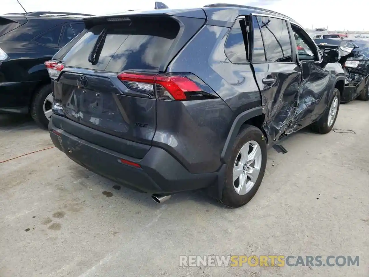 4 Photograph of a damaged car 2T3W1RFVXLC070301 TOYOTA RAV4 2020